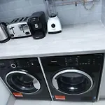 Full, Modern Family House In Salford