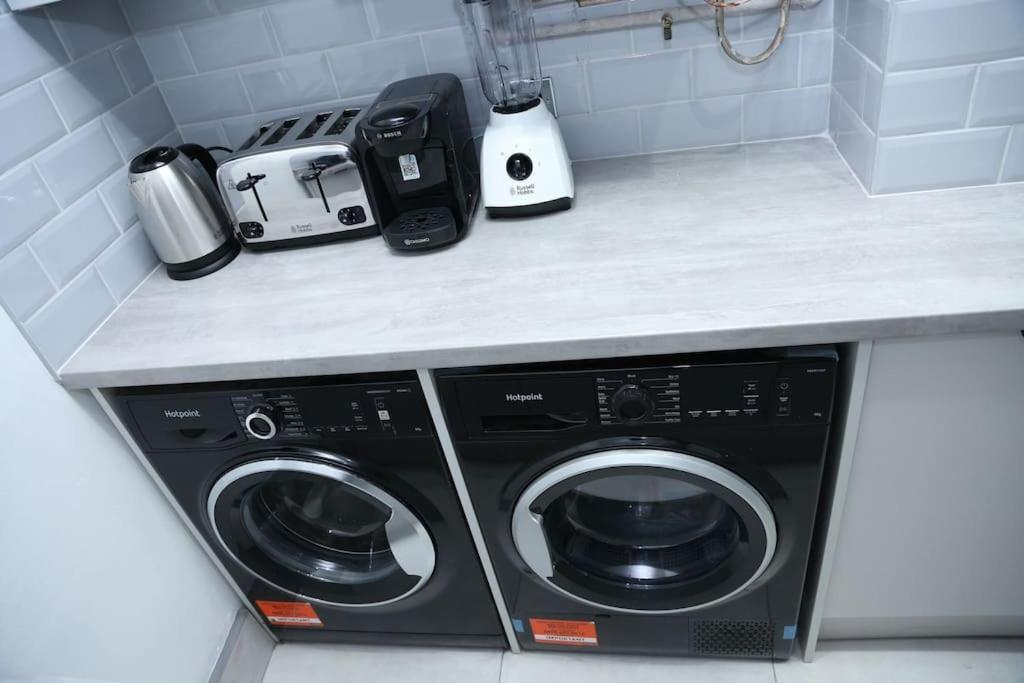 Full, Modern Family House In Salford Holiday home Manchester