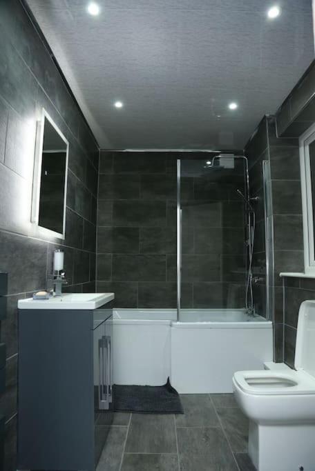 Full, Modern Family House In Salford Holiday home